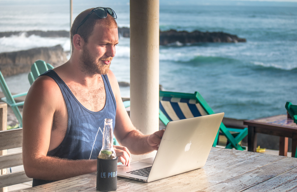 Es muss nicht immer das Büro sein: Als Reiseblogger arbeitet Sebastian automatisch viel von unterwegs. Und Meeresrauschen ist sicherlich nicht das schlechteste Hintergrundgeräusch, um produktiv zu sein. / Foto: Sebastian Canaves